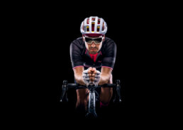 Fotografia sportowa - kolarz na czarnym tle